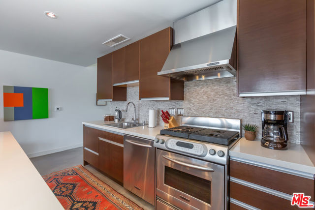 615 Hampton Drive, Venice CA: https://media.crmls.org/mediaz/9fdc9ff2-6eae-487c-9db6-58cc5bb59950.jpg