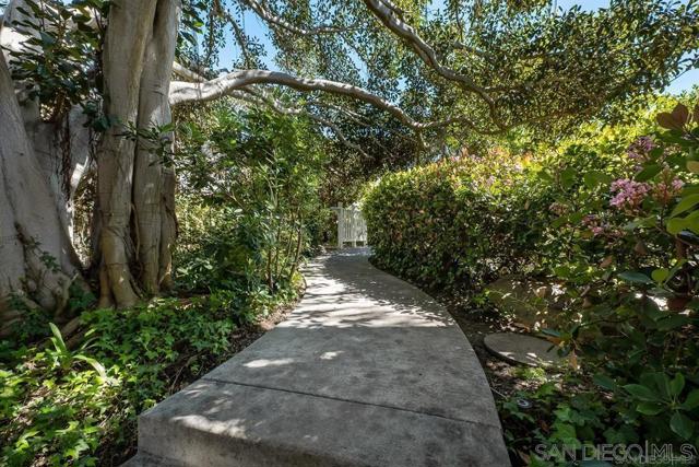 8585 Via Mallorca, La Jolla CA: https://media.crmls.org/mediaz/9fdd5852-2177-4033-a962-c1ef7821300d.jpg