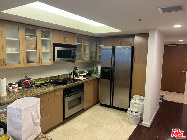 13700 Marina Pointe Drive, Marina del Rey CA: https://media.crmls.org/mediaz/9fddbe22-7f85-4597-8b5d-8e2a0ad7541d.jpg