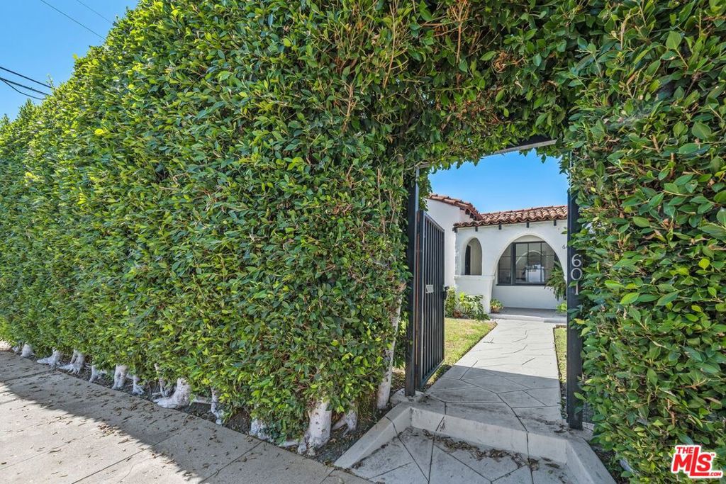 601 N Hayworth Avenue