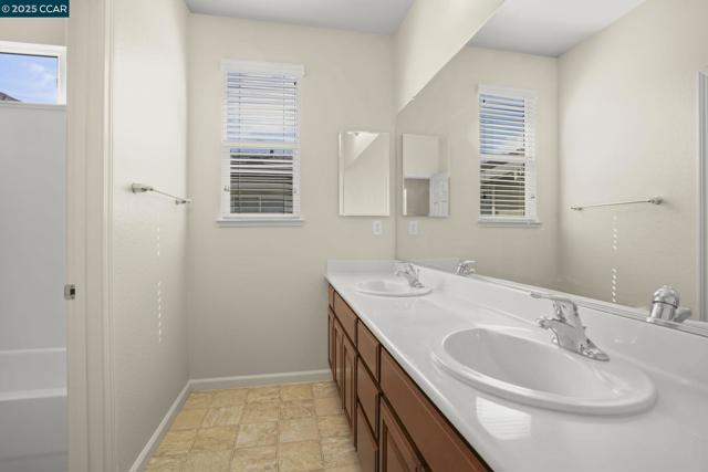 507 Livingston Court, Discovery Bay CA: https://media.crmls.org/mediaz/9fde1986-19dc-4800-b611-049d3ffba503.jpg