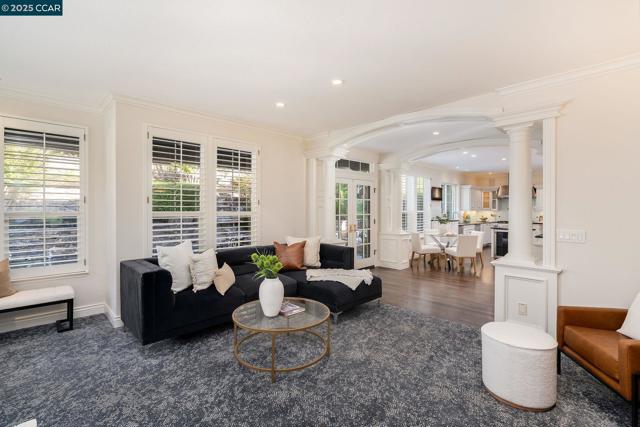 51 Brightwood Cir, Danville CA: https://media.crmls.org/mediaz/9fe026e3-d0b4-46c5-9c1f-faebb8fb2eb9.jpg
