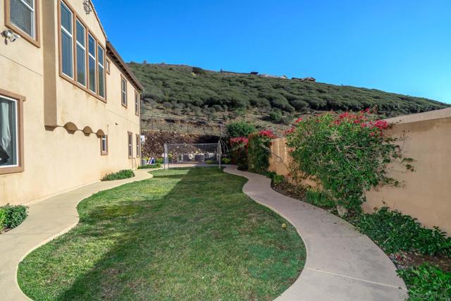 847 Cannondale Ct, San Marcos CA: https://media.crmls.org/mediaz/9fe1d0c0-a638-4453-88ac-799b4e6d3122.jpg