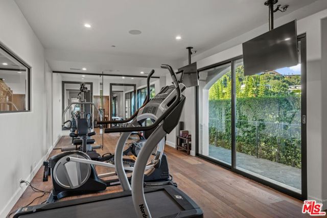4733 Bonvue Avenue, Los Angeles CA: https://media.crmls.org/mediaz/9fe1e849-9c45-4224-8ace-7325f4ff9d9c.jpg