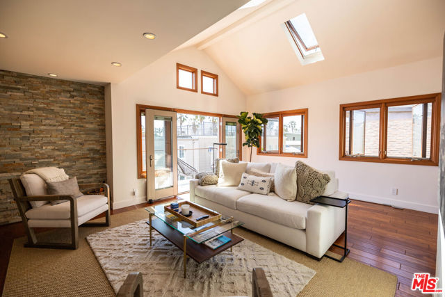 6644 Vista Del Mar, Playa del Rey CA: https://media.crmls.org/mediaz/9fe213b1-7b32-431f-b760-33cf10b479c9.jpg