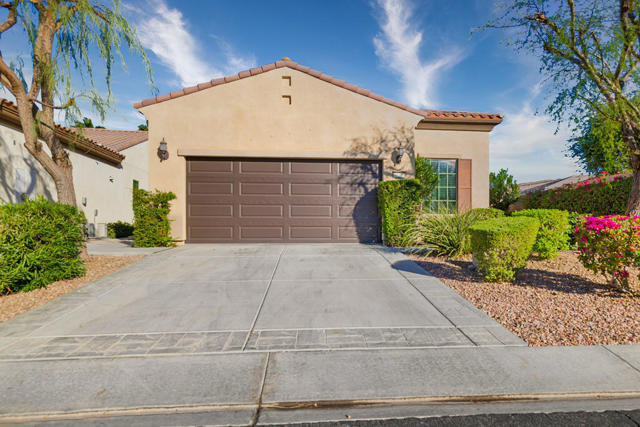 39205 Calle Popoca, Indio CA: https://media.crmls.org/mediaz/9fe221cb-122a-40b5-99c7-c5e57b9ce02c.jpg