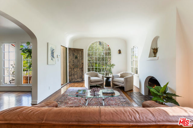 7361 Oakwood Avenue, Los Angeles CA: https://media.crmls.org/mediaz/9fe29059-4057-4e6d-995b-4ba170f5e699.jpg