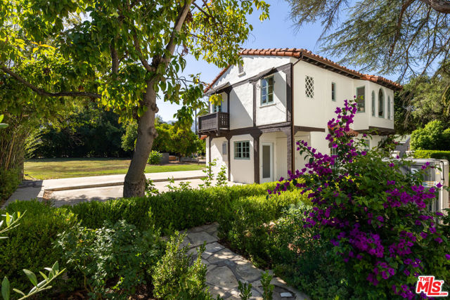 205 S Lomita Avenue, Ojai CA: https://media.crmls.org/mediaz/9fe292ad-d5c6-418b-8e22-e4c6d8b94184.jpg