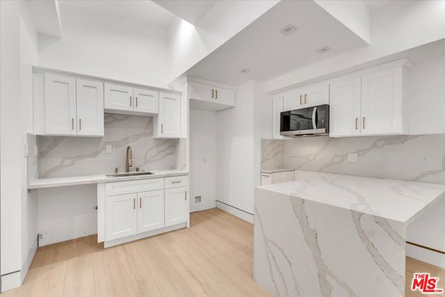 5561 1/2 El Canon Avenue, Woodland Hills CA: https://media.crmls.org/mediaz/9fe2e2d8-8d38-4715-998d-3161664e97c1.jpg