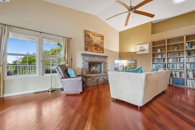 3565 Star Ridge Rd, Hayward CA: https://media.crmls.org/mediaz/9fe3e355-fb57-4137-b9ea-2b751bac06c3.jpg