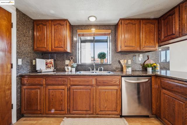 9090 Castlewood St, Oakland CA: https://media.crmls.org/mediaz/9fe42e52-d3e0-41cc-8dd2-144fe717c193.jpg