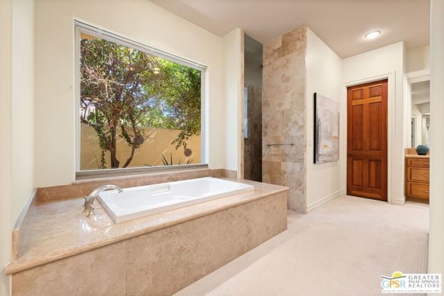 16 Villaggio Place, Rancho Mirage CA: https://media.crmls.org/mediaz/9fe4eb5b-221f-4d1a-8e59-160b9d1fe9d0.jpg