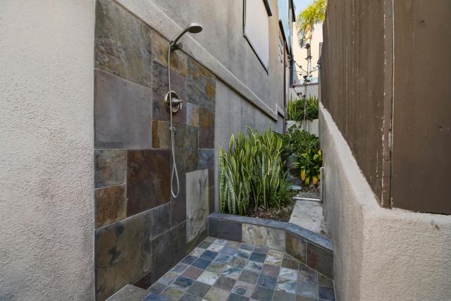 Image 47 of 60 For 2372 Oxford Ave