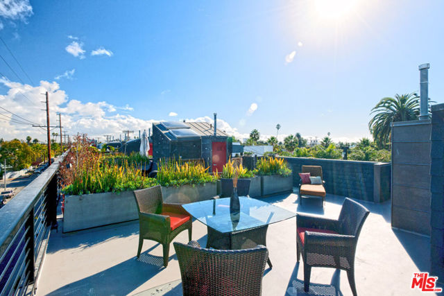 1113 Electric Avenue, Venice CA: https://media.crmls.org/mediaz/9fe569b5-494c-4757-8a74-a1bb921d84e0.jpg