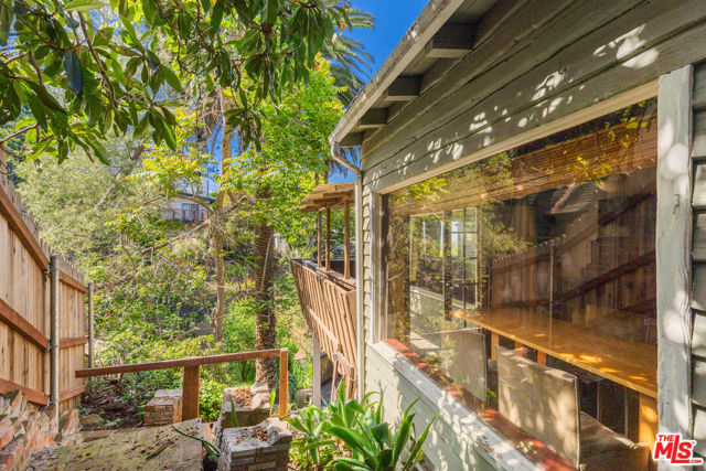 6933 Vanland Trail, Los Angeles CA: https://media.crmls.org/mediaz/9fe5bd98-7086-418c-b68e-9202cbf49b11.jpg