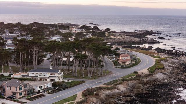 1051 Ocean View Boulevard, Pacific Grove CA: https://media.crmls.org/mediaz/9fe65115-cc18-4dc4-a3b7-fc2ea5104355.jpg