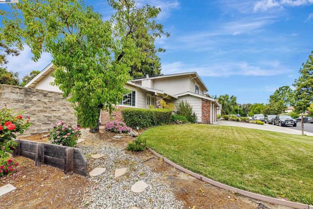 502 Cartagena Ln, San Ramon CA: https://media.crmls.org/mediaz/9fe6d072-861c-4bf7-8433-c17d975e0ae5.jpg