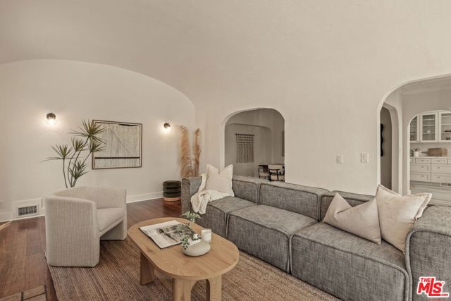 571 N Cahuenga Boulevard, Los Angeles CA: https://media.crmls.org/mediaz/9fe8d5fd-ba3e-4f1d-a14c-855b9273eb37.jpg