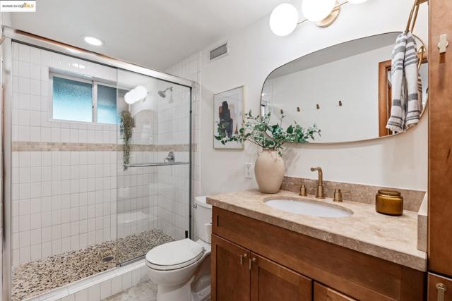 1 Kittiwake Rd, Orinda CA: https://media.crmls.org/mediaz/9fe9715c-230d-48c6-a1ea-5ebba50f1965.jpg