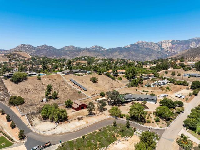9844 Lorraine Ridge Trail, El Cajon CA: https://media.crmls.org/mediaz/9fe9d10b-adef-485b-960a-c58f0193a359.jpg