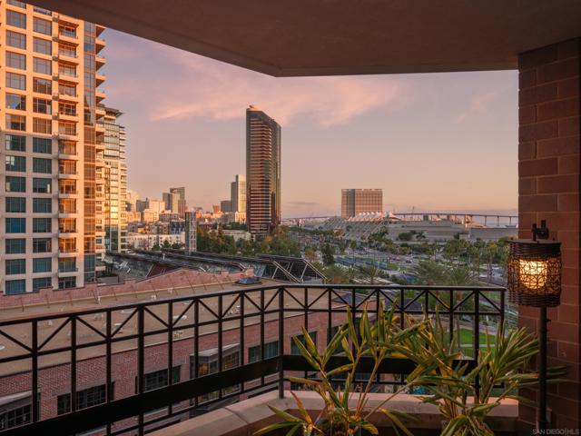 500 W Harbor Dr, San Diego CA: https://media.crmls.org/mediaz/9feaeac3-f3ab-406c-924d-5c063288cb39.jpg