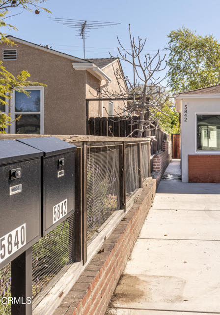 Detail Gallery Image 2 of 21 For 5842 Satsuma Ave #2,  North Hollywood,  CA 91601 - 2 Beds | 1 Baths