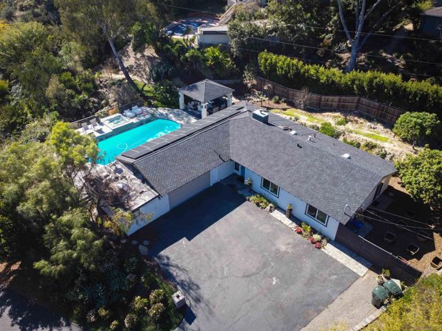 455 Glencrest Dr, Solana Beach CA: https://media.crmls.org/mediaz/9feb8e12-90b7-4956-836d-b11ad925af6a.jpg