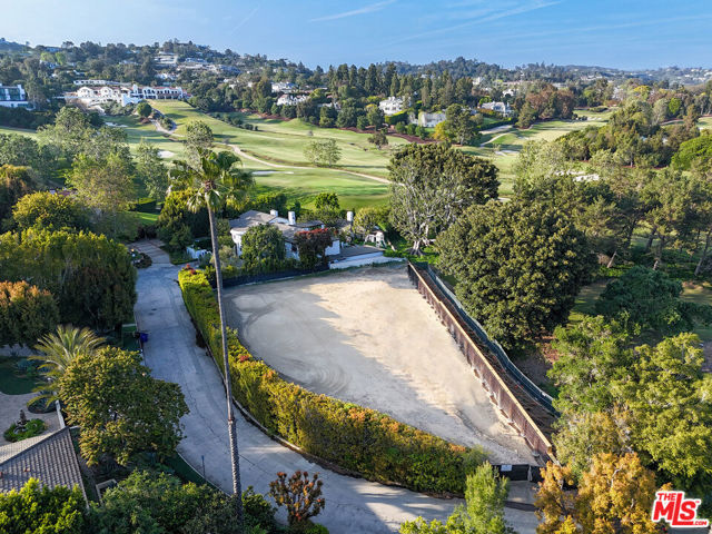 146 Groverton Place, Los Angeles CA: https://media.crmls.org/mediaz/9feb9c24-628b-4dec-a089-49efaed57073.jpg