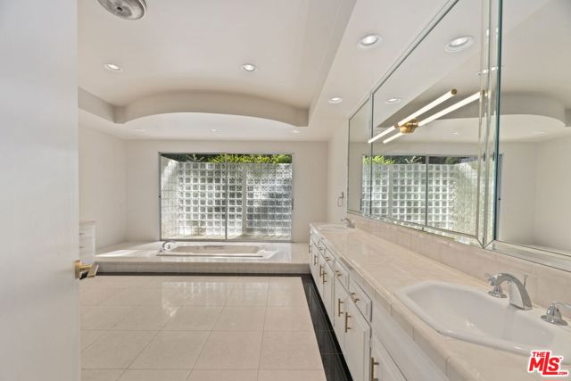 1860 Loma Vista Drive, Beverly Hills CA: https://media.crmls.org/mediaz/9febe7f1-3c90-4c7a-bfb6-964dc1492b71.jpg
