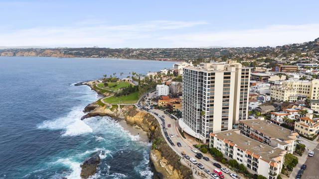 939 Coast Boulevard, La Jolla CA: https://media.crmls.org/mediaz/9fec2fc4-43c9-4f12-aaff-4c6b14d3881f.jpg