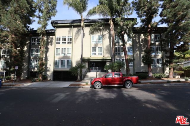 4407 Francis Avenue, Los Angeles CA: https://media.crmls.org/mediaz/9fed92be-b38c-4d6d-9e75-01636ed630fb.jpg