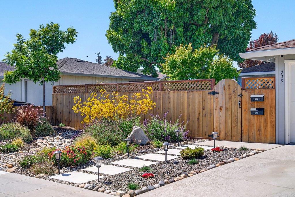 https://media.crmls.org/mediaz/9fee5eeb-ad55-4d3e-ac50-c73c92fa377a.jpg?preset=X-Large