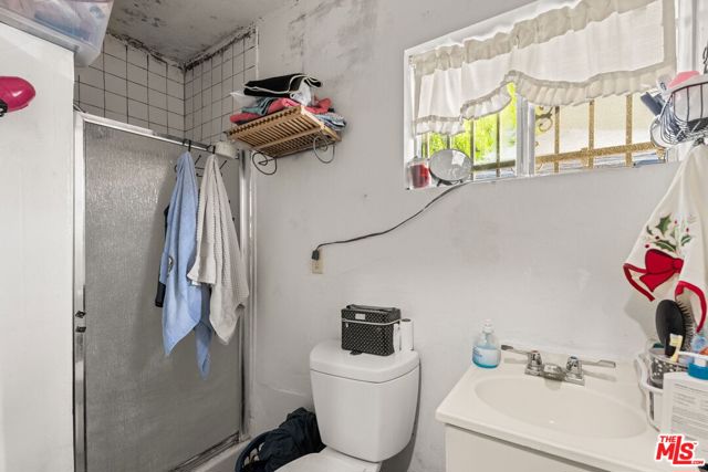 1114 S Kern Avenue, Los Angeles CA: https://media.crmls.org/mediaz/9fee6431-fa76-48cf-ac8f-2070c2da549c.jpg