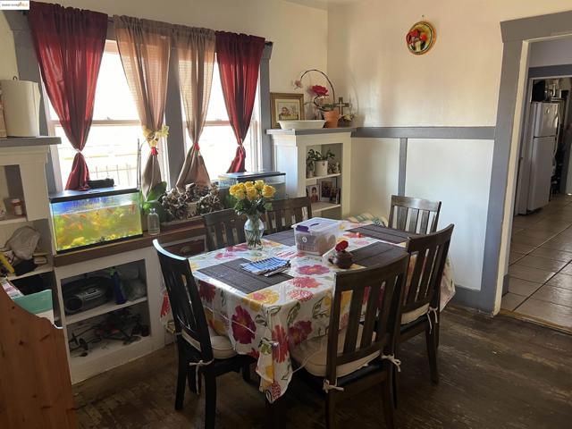 1993 38Th Ave, Oakland CA: https://media.crmls.org/mediaz/9fee8444-046c-40ff-9716-fbfc6174cade.jpg