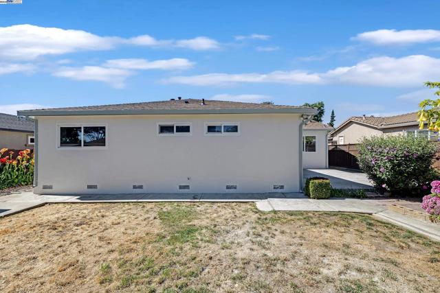 1942 Sherman Dr, Union City CA: https://media.crmls.org/mediaz/9feebd8a-240b-4ee4-8350-1eaf517bc54a.jpg