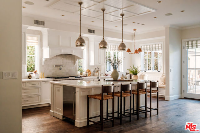 2248 Kelton Avenue, Los Angeles CA: https://media.crmls.org/mediaz/9ff18b8b-f94b-41b4-8a85-25601ae7c922.jpg