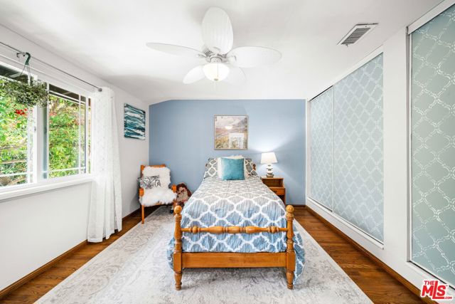 4963 Haskell Avenue, Encino CA: https://media.crmls.org/mediaz/9ff20fc4-07c4-4a22-8bf8-acbcaf86e23c.jpg