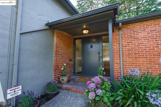 4191 Fruitvale, Oakland CA: https://media.crmls.org/mediaz/9ff24b23-706e-4171-98f1-97657ba0bf02.jpg