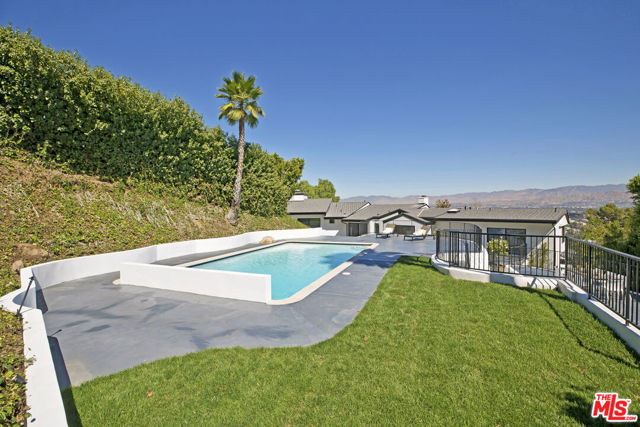 3712 Berry Drive, Studio City CA: https://media.crmls.org/mediaz/9ff362e9-0df3-4f25-9870-c0e73586d66c.jpg