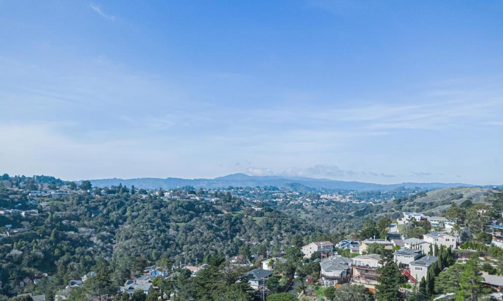 https://media.crmls.org/mediaz/9ff3757b-7f54-47bf-bb1c-62bbfc5a7310.jpg?preset=X-Large