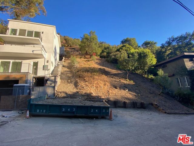 9812 Portola Drive, Beverly Hills CA: https://media.crmls.org/mediaz/9ff3af4c-990b-45f7-b006-25c1642b0721.jpg