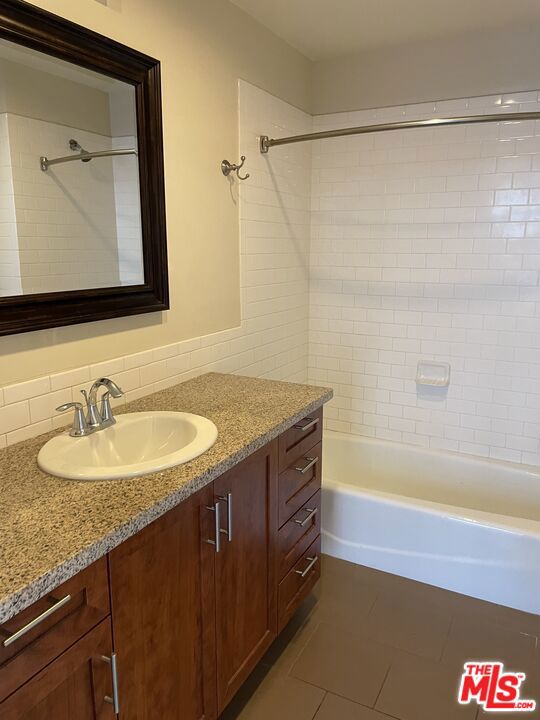 315 W 5th Street, Los Angeles CA: https://media.crmls.org/mediaz/9ff4193f-0e95-47ac-9ec0-595d87847fe1.jpg