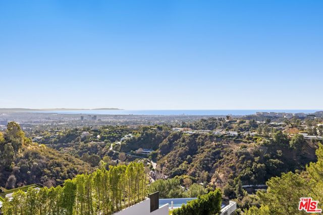 1041 Somera Road, Los Angeles CA: https://media.crmls.org/mediaz/9ff4d05c-c344-40f1-93e7-d778e703e50b.jpg