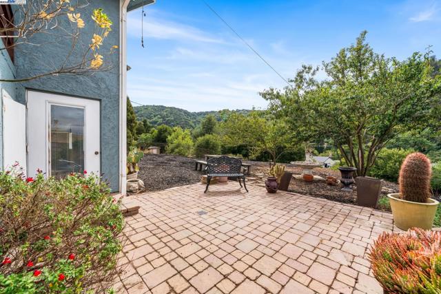 26928 Palomares Rd, Castro Valley CA: https://media.crmls.org/mediaz/9ff530ad-06f0-4c7c-9b74-023d8672920c.jpg