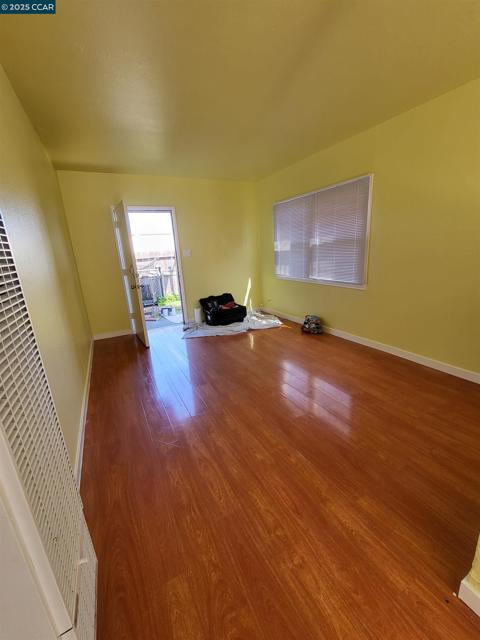400 South St, Richmond CA: https://media.crmls.org/mediaz/9ff5fd4a-e815-4667-bc93-a0734b887689.jpg