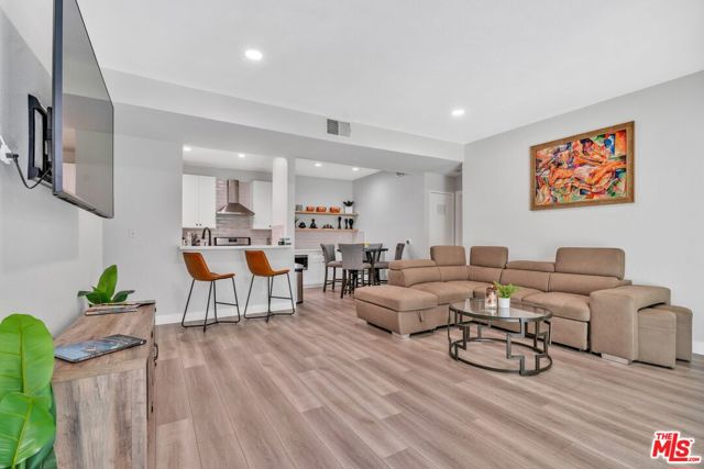 433 E Tamarack Avenue, Inglewood CA: https://media.crmls.org/mediaz/9ff6d05b-6fea-45f7-9261-c373f2673cfa.jpg
