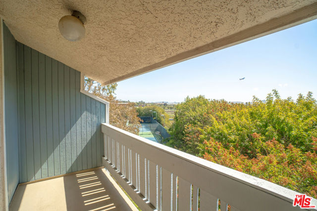 8162 Manitoba Street, Playa del Rey CA: https://media.crmls.org/mediaz/9ff6e7ce-9670-4d7b-a9e2-4372b883d0c7.jpg