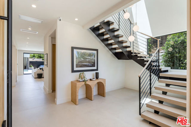 2115 Walnut Avenue, Venice CA: https://media.crmls.org/mediaz/9ff762cc-5921-4cac-912a-0a6742ff2b92.jpg