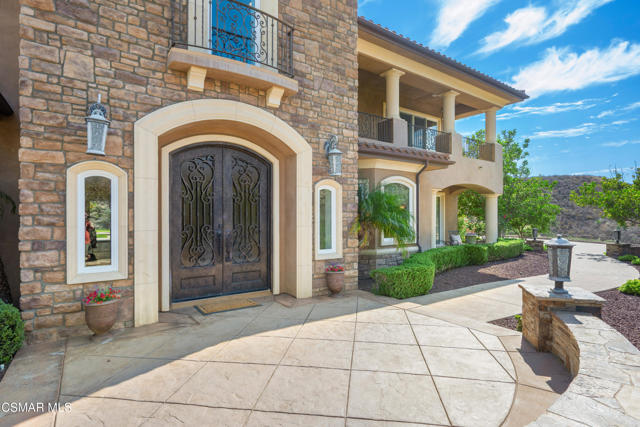 2462 Lost Canyons Drive, Simi Valley CA: https://media.crmls.org/mediaz/9ff81c37-8618-426b-9dbd-ecd98d6e7cb2.jpg