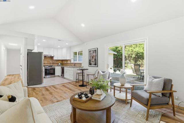 240 Carmelita Pl, Fremont CA: https://media.crmls.org/mediaz/9ff87c78-d812-46c9-b25a-4efd51d0bd4e.jpg